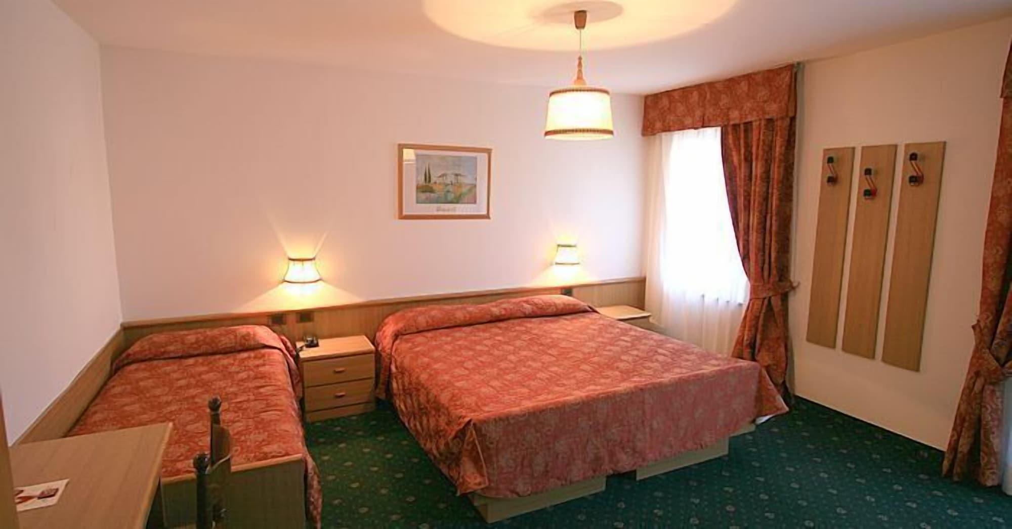 Hotel Arnika Pozza di Fassa Ngoại thất bức ảnh