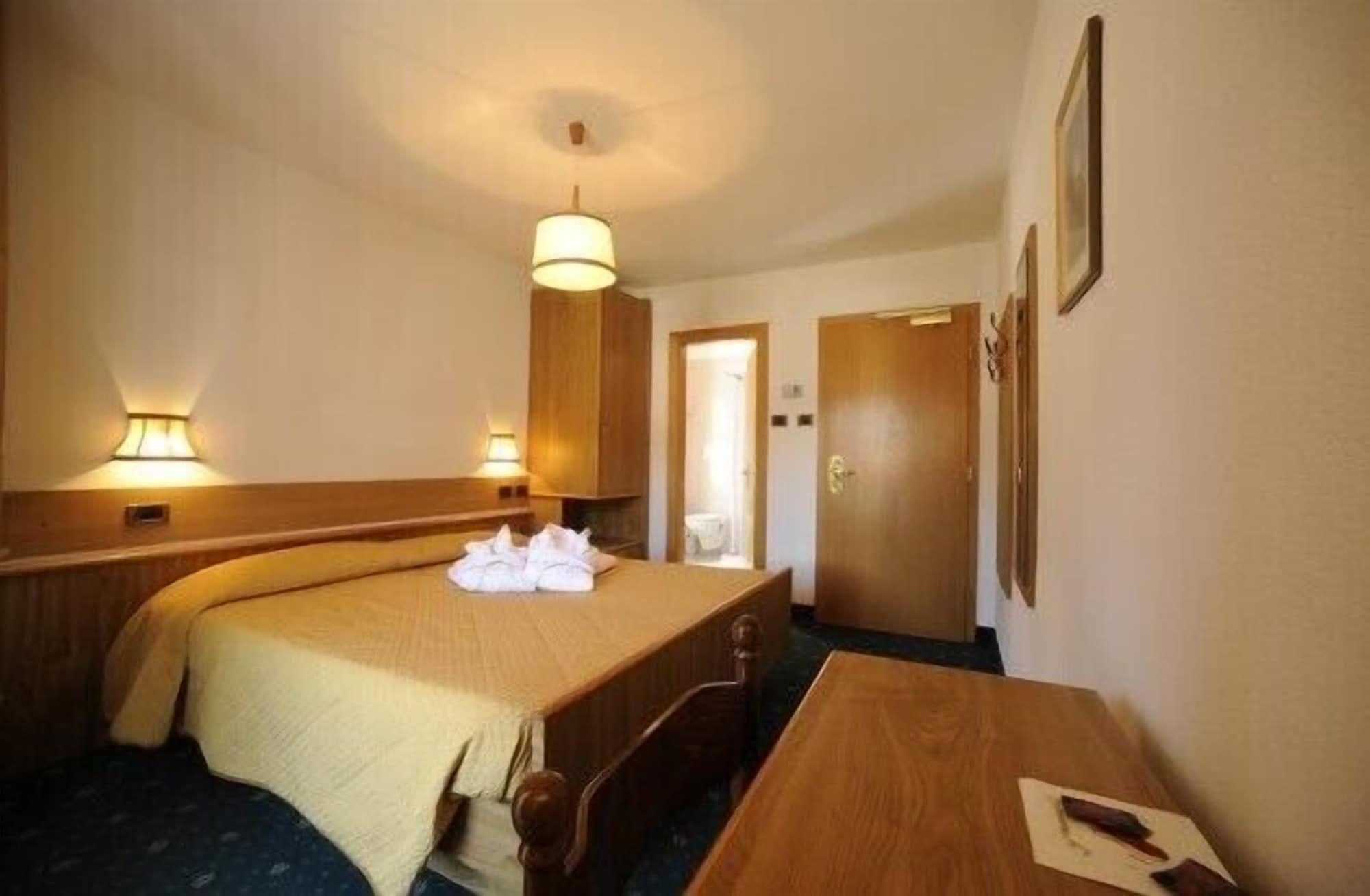 Hotel Arnika Pozza di Fassa Ngoại thất bức ảnh