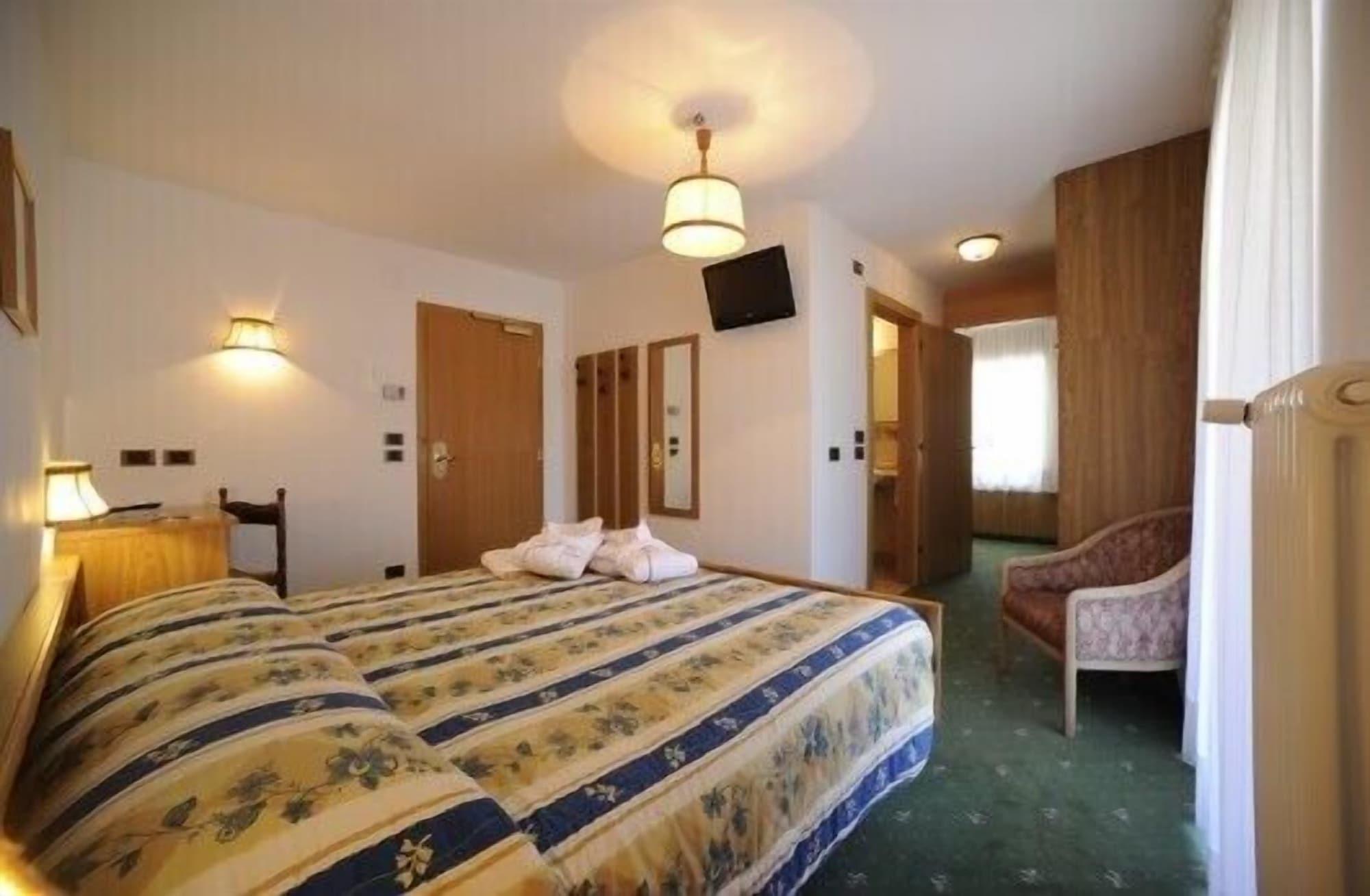 Hotel Arnika Pozza di Fassa Ngoại thất bức ảnh