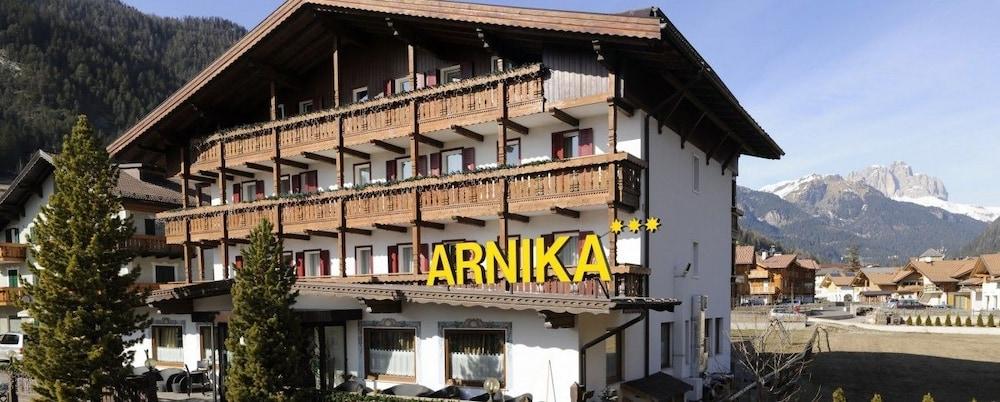 Hotel Arnika Pozza di Fassa Ngoại thất bức ảnh