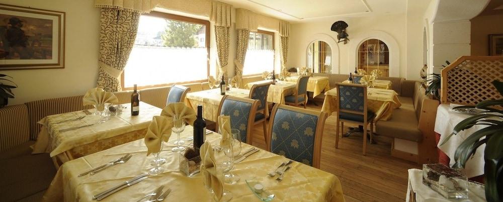 Hotel Arnika Pozza di Fassa Ngoại thất bức ảnh