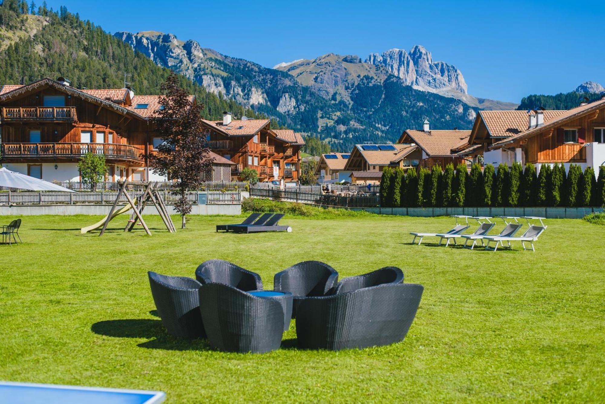 Hotel Arnika Pozza di Fassa Ngoại thất bức ảnh