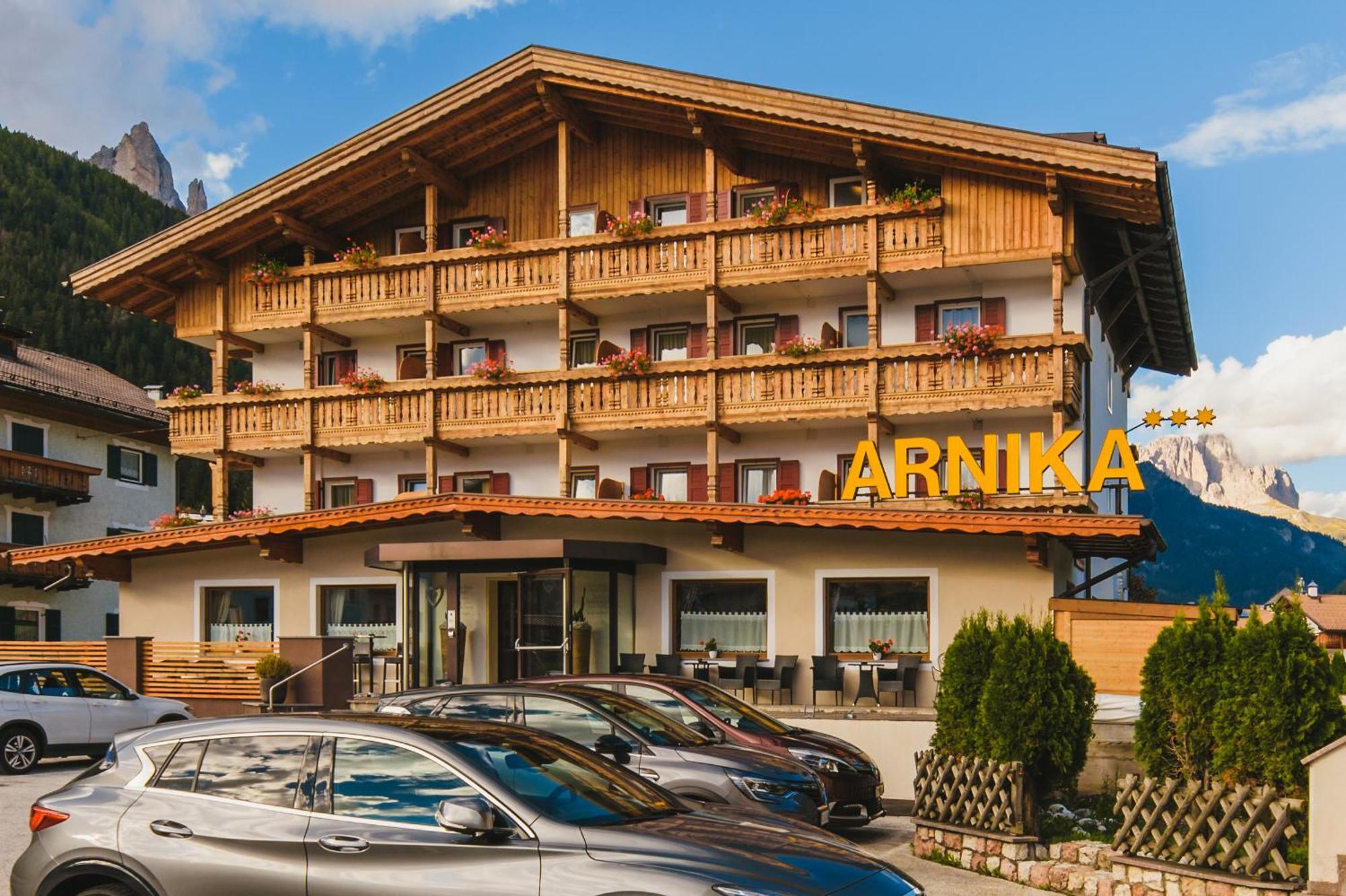 Hotel Arnika Pozza di Fassa Ngoại thất bức ảnh