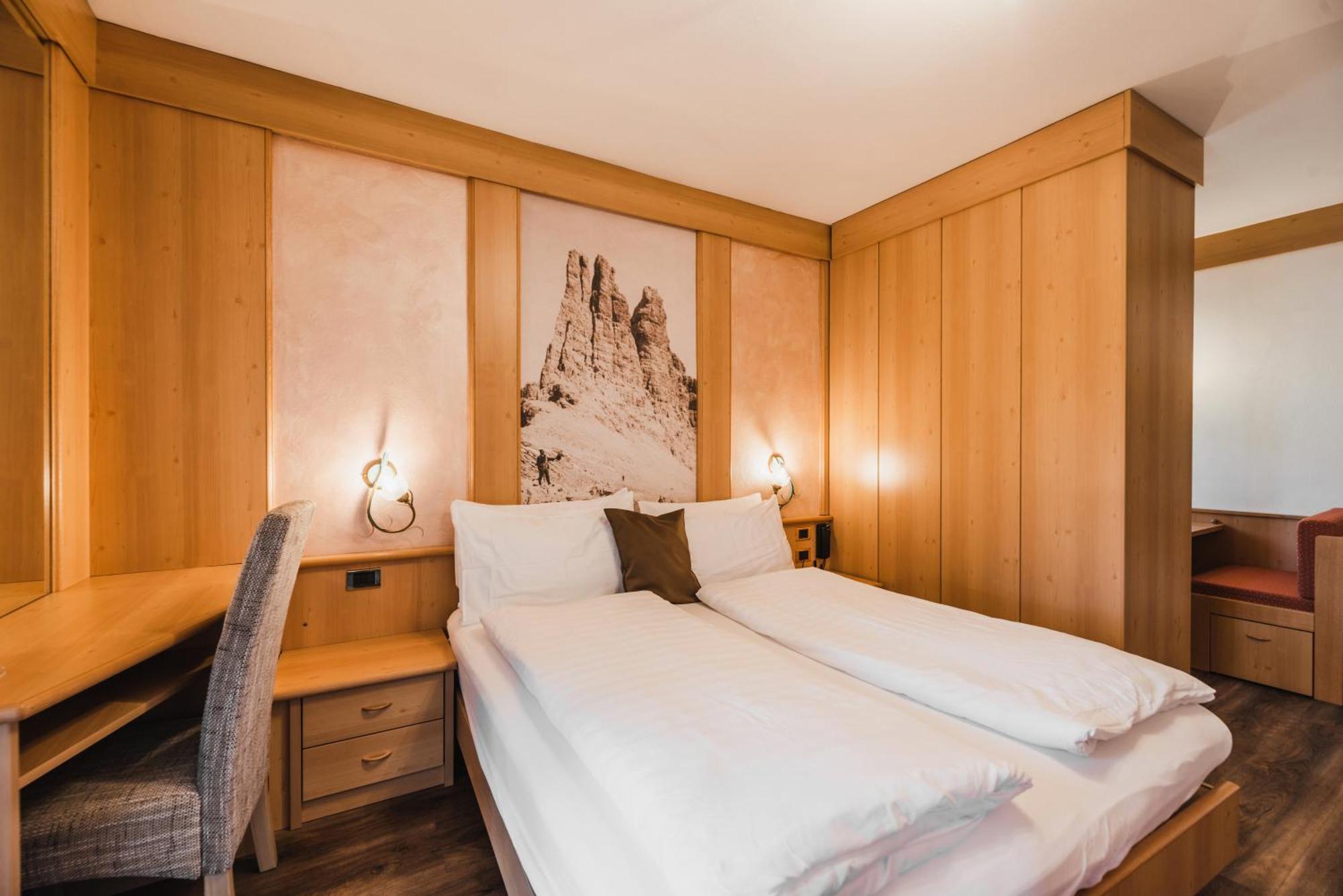 Hotel Arnika Pozza di Fassa Ngoại thất bức ảnh