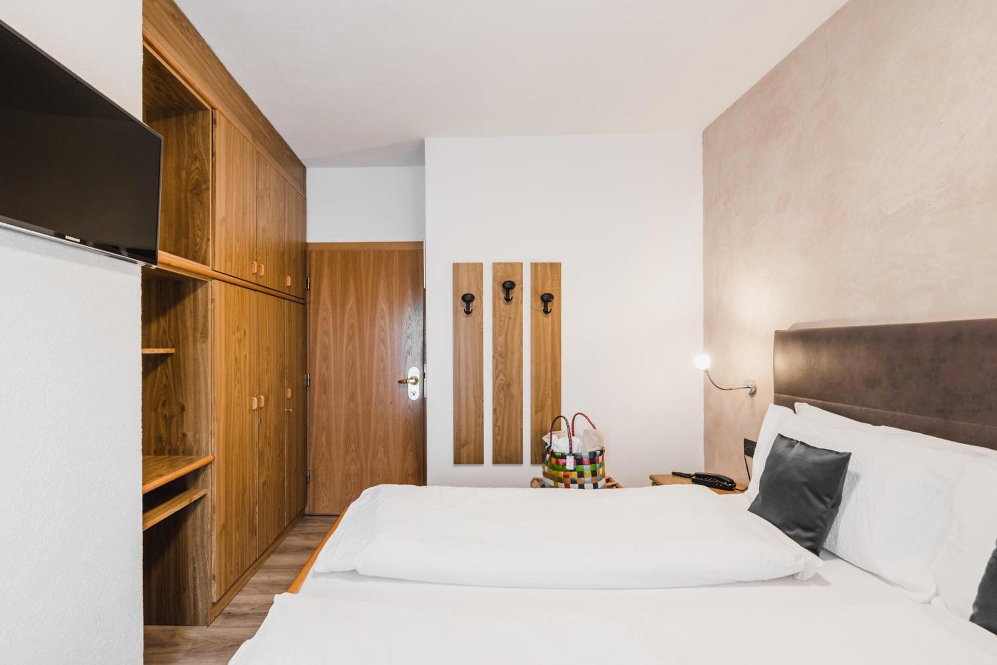 Hotel Arnika Pozza di Fassa Ngoại thất bức ảnh