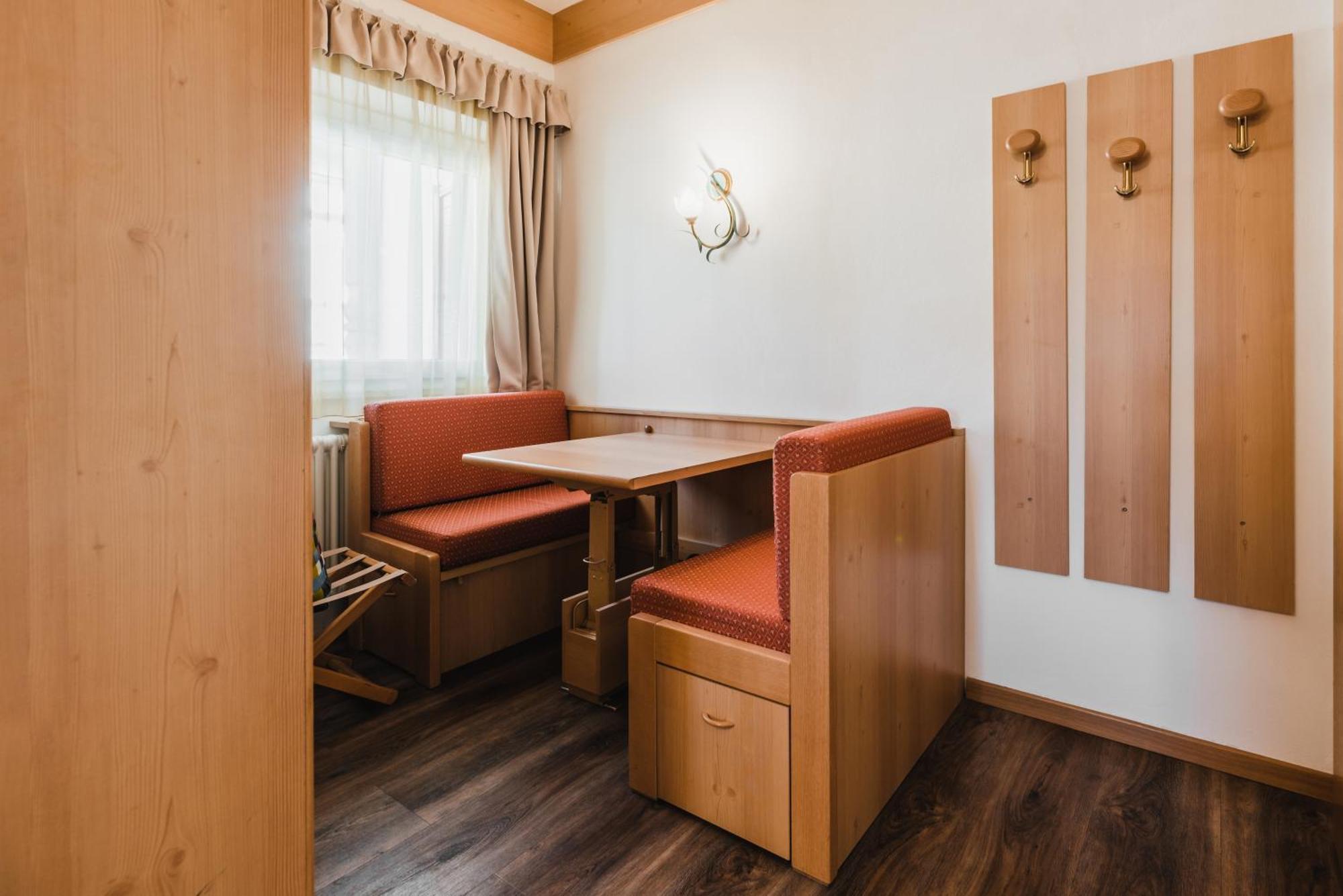 Hotel Arnika Pozza di Fassa Ngoại thất bức ảnh