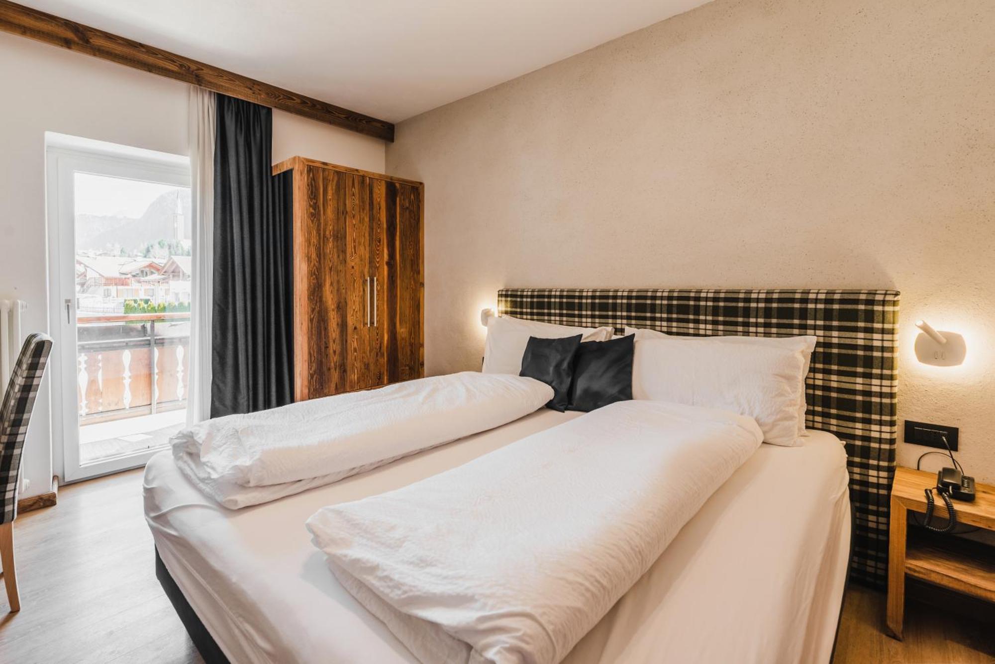Hotel Arnika Pozza di Fassa Ngoại thất bức ảnh