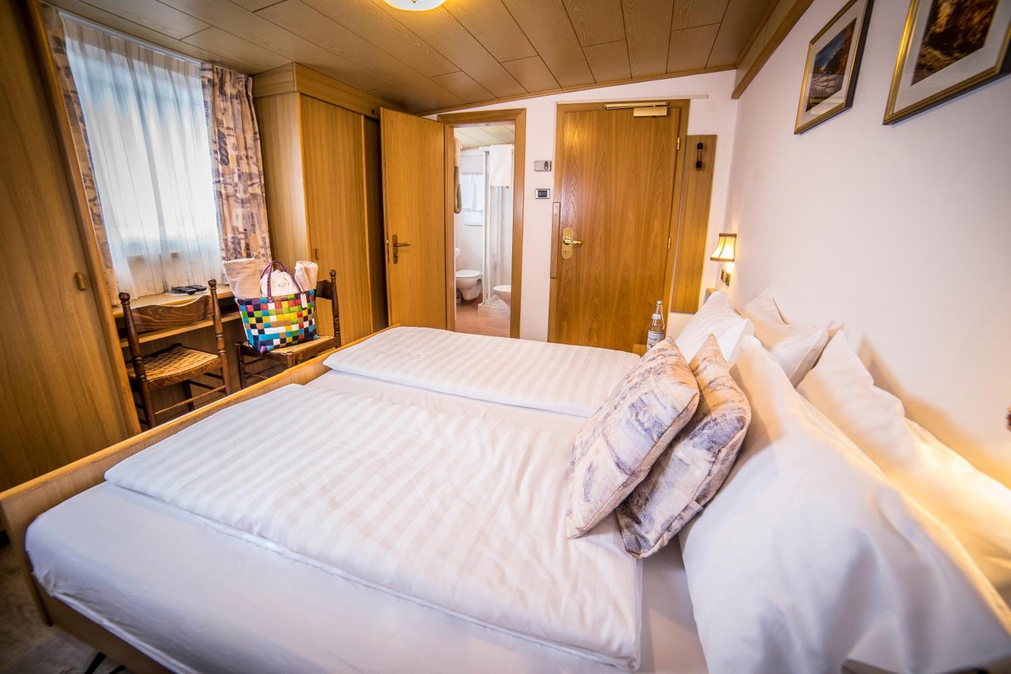 Hotel Arnika Pozza di Fassa Ngoại thất bức ảnh