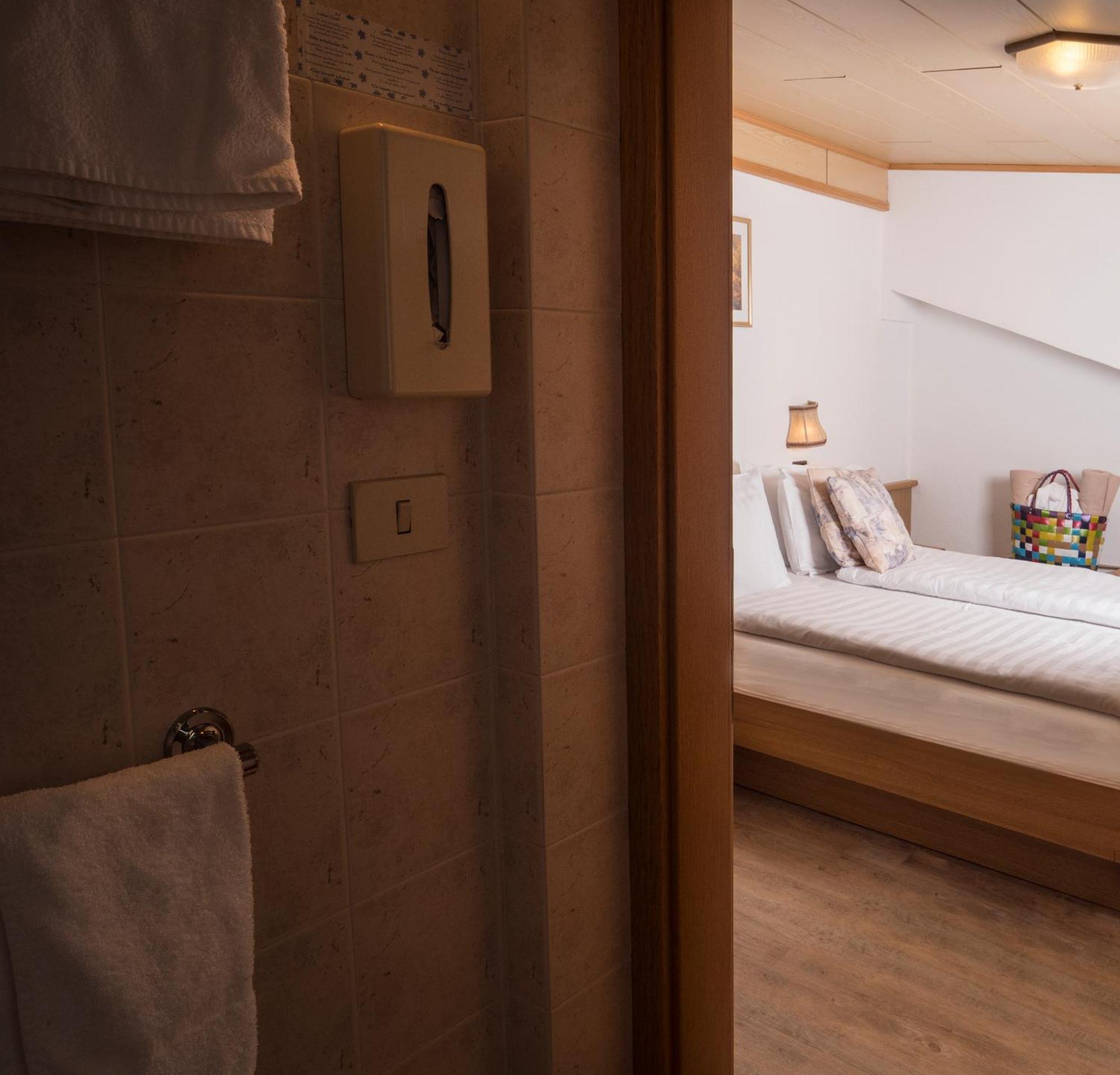 Hotel Arnika Pozza di Fassa Ngoại thất bức ảnh