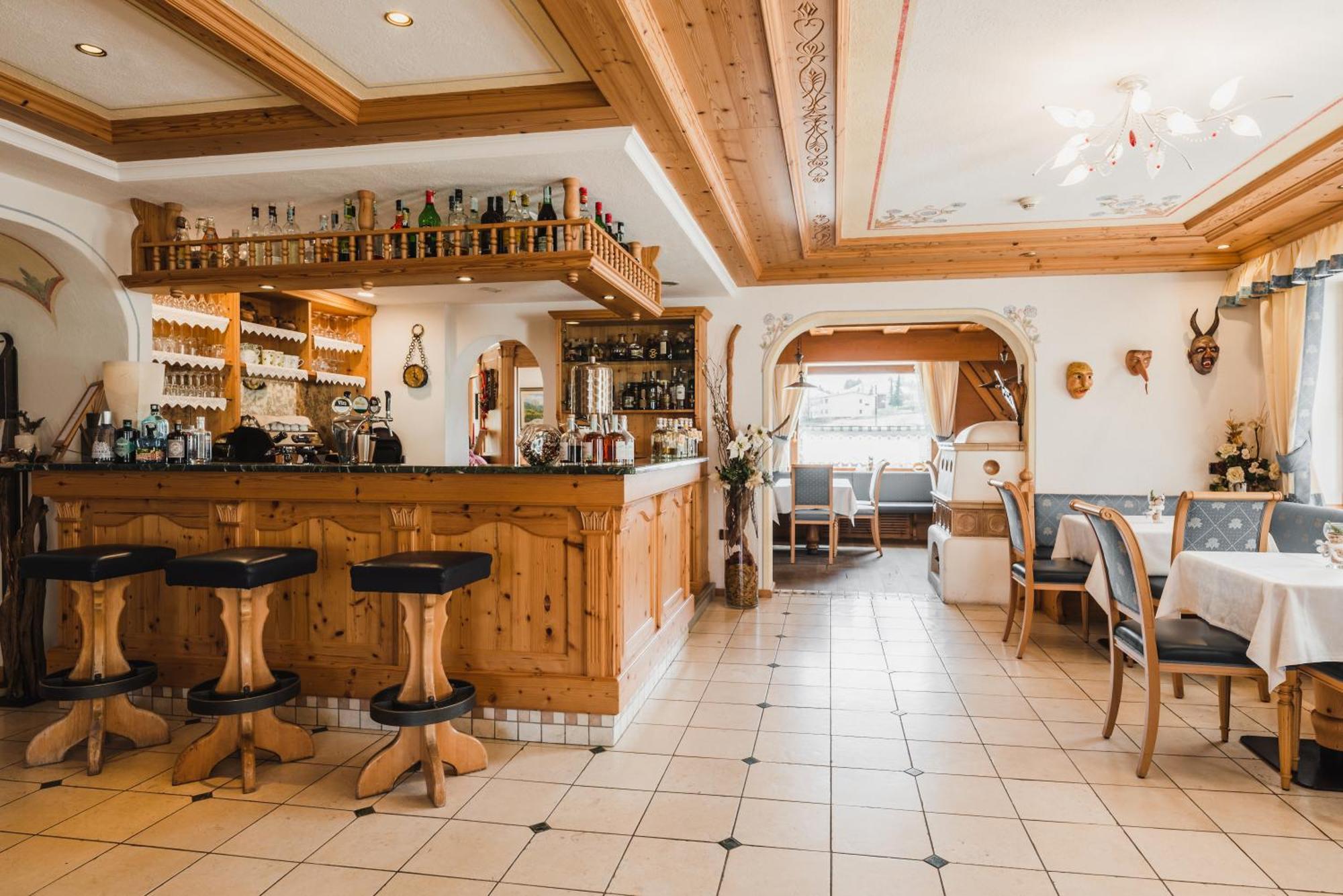 Hotel Arnika Pozza di Fassa Ngoại thất bức ảnh