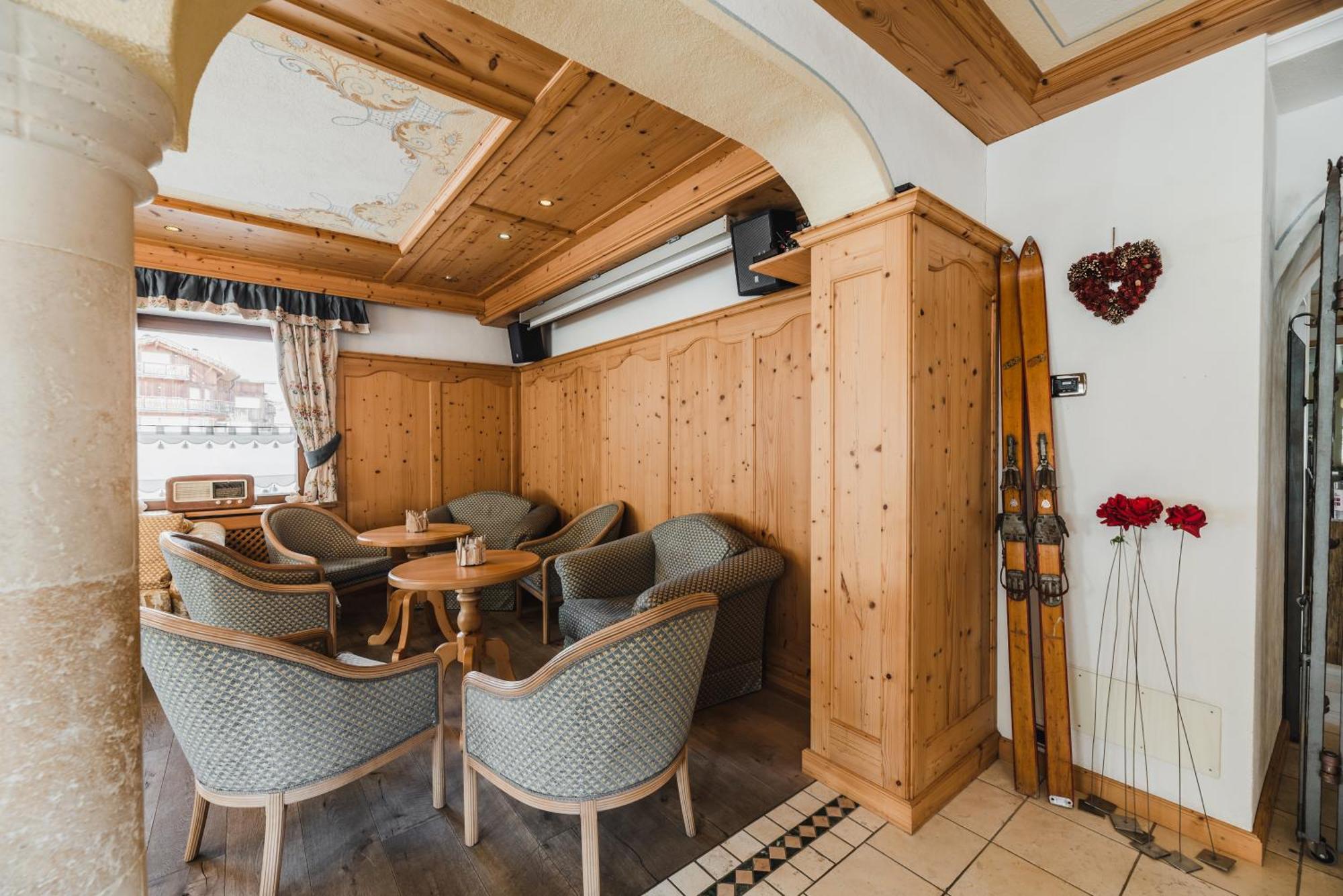 Hotel Arnika Pozza di Fassa Ngoại thất bức ảnh