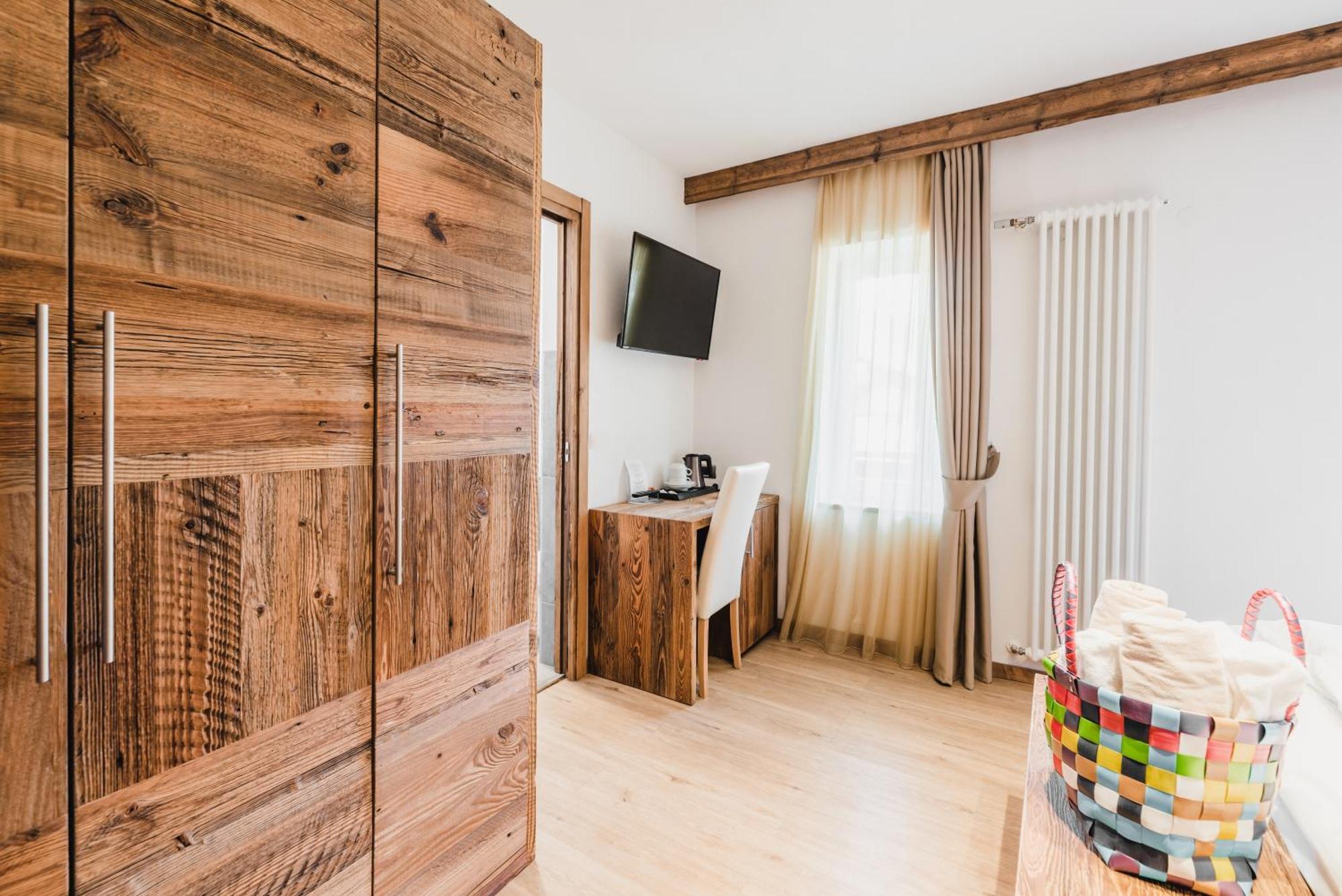 Hotel Arnika Pozza di Fassa Ngoại thất bức ảnh