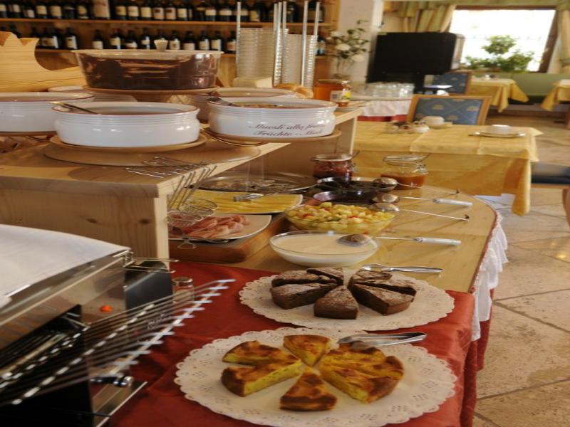 Hotel Arnika Pozza di Fassa Ngoại thất bức ảnh