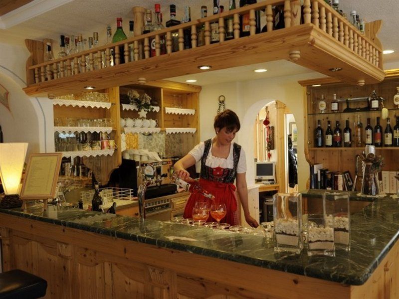 Hotel Arnika Pozza di Fassa Ngoại thất bức ảnh
