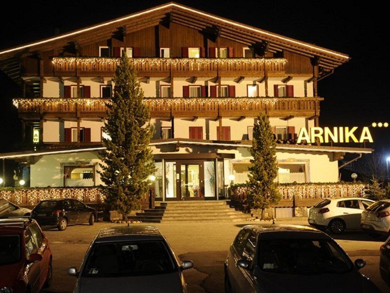 Hotel Arnika Pozza di Fassa Ngoại thất bức ảnh